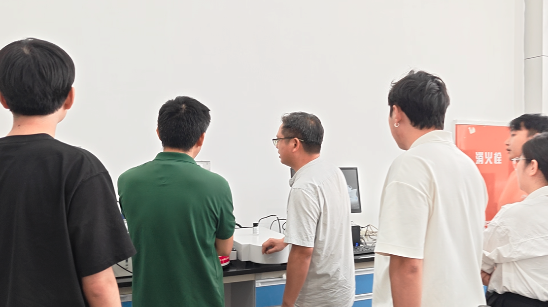 Школьные лидеры проявили большой интерес к этому и провели углубленные дискуссии и обмены с нашим техническим персоналом по техническим деталям, сценариям применения и тенденциям развития отрасли.